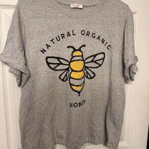 *Recycled Threads Grey Bee Graphic Tee with Rolled Sleeves, Size XL - NWOT